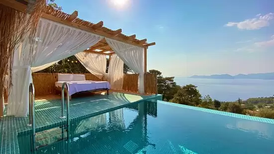 اكتشف أكواخ فاخرة مطلة على البحر والطبيعة لعطلة شهر عسل لا تُنسى في فتحية.